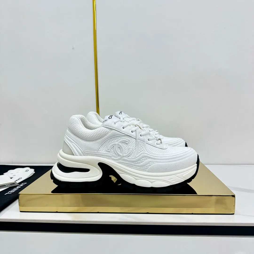 👟👟Ex-factory price 680👟👟 Upgraded version, upgraded version, upgraded version! No rebuttal accepted! ! ! ! Chanel Chanel panda shoes! 2025 counter's top casual sports shoes. This classic design; the upper is electro-embroidered with a variety of techniques; the outsole is fashionable and sporty; the unusual inclusion of a variety of color matching elements... The diversified mix and match is very good-looking and versatile, and can be used for leisure, fashion, sports, and outdoor... ꫛꫀꪝ Go➫ Materials: ❶Upper made of: original imported first-layer silk cowhide + original waterproof cloth + original first-layer cowhide ❷Inner lining: Original Yangli+Net ❸Outsole based on: Original TPU combination outsole Counter boutique packaging complete set for women 35–41 👉 👉 👉 👉